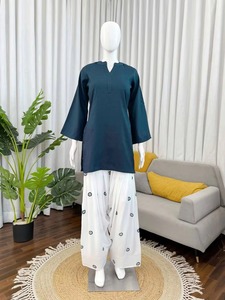 Conjunto de Salwar Kameez Étnico de Diseñador en Oferta, Elegante para Compromisos, Fiestas y Festivales, Disponible a Precio de Exportación - Product Image 4