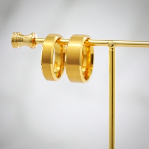 OAHLAN Anillos de Titanio Chapados en Oro Clásicos de 6 mm y 8 mm, Banda de Boda Cepillada Mate, para Hombres, Mujeres, Parejas, Unisex, Regalo de Compromiso o Fiesta - Product Image 3