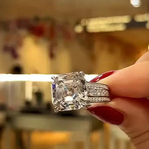 Anello di Fidanzamento F1368 per Donna in Oro Bianco con Diamante Taglio Smeraldo e Pietre Laterali Naturali Colore D - Product Image 2