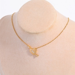 Collar de Joyería Cupid, Chapado en Oro de 18k, Collar con Colgante de Corazón y Flecha con Circonita Cúbica para Mujer - Product Image 2