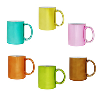 Lot de deux tasses à café en céramique blanche pour sublimation, avec intérieur et poignée métallisés argent et or, vente en gros B2B pour usage commercial
