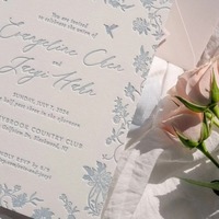 Suite d'invitations de mariage vintage bleues de luxe personnalisées, avec monogramme en relief, initiales du couple, cartes d'invitation de mariage