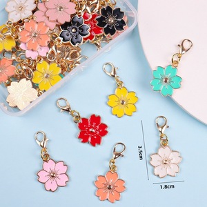 Lote de llaveros <span class=keywords><strong>y</strong></span> colgantes florales de flor de cerezo rosa esmaltada, estilo Sakura, para accesorios de marcadores de punto de ganchillo hechos a mano - Product Image 3