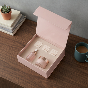 Boîte cosmétique rigide rose avec doublure en satin et logo imprimé UV pour l'emballage des produits de soin de la peau - Product Image 1