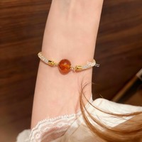 Gelang Manik-manik Benang Emas Vintage Besi Alami Amber Bunga Kantong Uang Perhiasan Tangan Uniseks Serbaguna Mewah Ringan dan Canggih