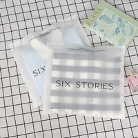 Sacs à vêtements semi-transparents personnalisés avec logo, 100% recyclés, givrés, autocollants, compostables et adaptés à l'emballage des vêtements