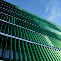 Volets extérieurs modernes à lamelles verticales réglables en alliage d'aluminium, écologiques, légers, durables, ventilés, sur mesure