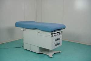 Table d'examen gynécologique pliable de conception américaine, table d'accouchement, lit d'examen gynécologique pour hôpital avec étriers. - Product Image 2