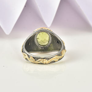 Anillo de Plata de Ley 925 con Peridoto Natural Ovalado Verde, Chapado en Oro, Estilo Vintage, Joyería Artesanal de Moku Jewellery - Product Image 2