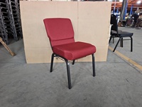 Chaises d'église modernes rembourrées extensibles rouges, violettes et bleues pour pasteur, vente en gros