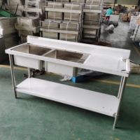 Éviers modulaires standardisés en acier inoxydable, y compris les modèles à cuve simple et double, avec égouttoirs, au design élégant, minimaliste, argenté et de profil bas.