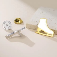 Broche en émail blanc sur le thème du sport, en acier inoxydable, personnalisée, motif patins à glace, de Yiwu Aceon