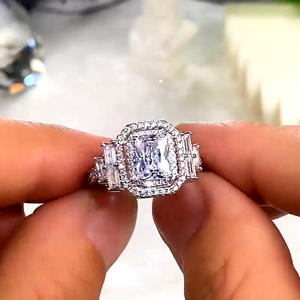 Anello di fidanzamento da donna F811 in oro bianco con diamante taglio smeraldo e pietre laterali a baguette, colore D naturale - Product Image 6