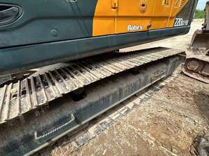 Excavatrice d'occasion Hyundai 220LC-9S à bas prix, puissante, sur chenilles, hydraulique, peu d'heures de fonctionnement, pour la construction, avec certification CE - Product Image 4