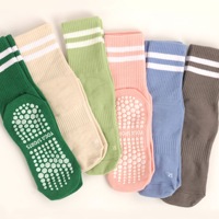 Chaussettes de yoga en coton GOTS OCS OEM antidérapantes avec grip en silicone, chaussettes de Pilates personnalisées, chaussettes de sport d'intérieur avec manchette de maintien