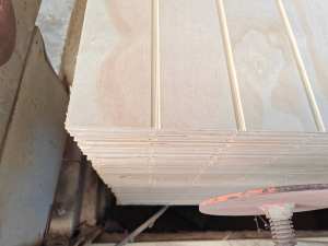 9mm 12mm 15mm T1-11 pin <span class=keywords><strong>rainuré</strong></span> pin noueux <span class=keywords><strong>contreplaqué</strong></span> fendu pin <span class=keywords><strong>panneau</strong></span> de <span class=keywords><strong>contreplaqué</strong></span> pour plafond de toiture - Product Image 6