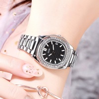 Montre à quartz pour femme avec lunette sertie de cristaux, cadran texturé, index lumineux, fenêtre de date et bracelet à maillons en H
