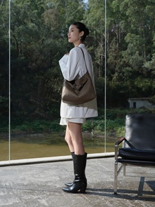 Sac fourre-tout bandoulière en cuir grainé vierge, grande capacité, pour trajets professionnels mains libres, fournisseur OEM Allemagne Pays-Bas - Product Image 2