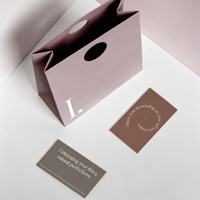 Luxe roze kartonnen shopper met handvatten en strik, met aangepast logo