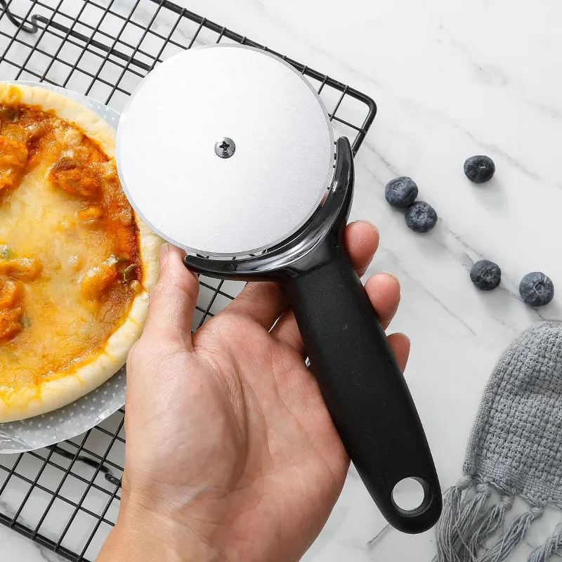 Groothandel Rvs Wiel Pizza Cutter Roller Pizza Mes Snijder Wiel Met Zwart Plastic Handvat