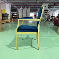 Fauteuil de banquet de mariage en gros, chaise en velours bleu marine à dossier en forme de bouclier, chaise de salle à manger à structure métallique cannelée dorée