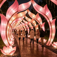 Décorations lumineuses de Noël de luxe et lanternes festives pour les magasins de détail, les centres commerciaux et les lieux haut de gamme