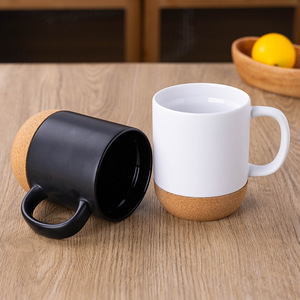 Taza de cerámica con base de corcho, diseño minimalista negro, para café, té, regalo. - Product Image 2
