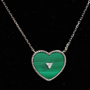 Sofisticado Colgante de Corazón de Oro Sólido de 9K/14K/18K con Acento de Malaquita Verde para Joyería Romántica de Boda - Product Image 4