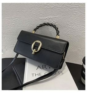 กระเป๋าถือผู้หญิง หนัง PU สายโซ่ สะพายไหล่ 2023 กระเป๋าใต้วงแขน รุ่น J0104 - Product Image 4