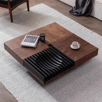 Table basse carrée modulaire avec compartiment de rangement dissimulé, design moderne, plateau en bois, finition noyer, panneau à lattes noires pour usage hôtelier