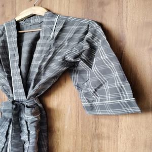 Robe kimono en coton bleu grande taille, imprimé floral fait main, disponible en gros - Product Image 4