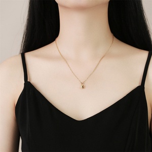 Collar de Moda con Colgante de Letra Chapado en Oro Fino y Cierre de Acero Inoxidable - Product Image 5