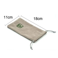 Vente en gros Sac pochette pour lunettes de soleil en daim gris personnalisé avec cordon souple