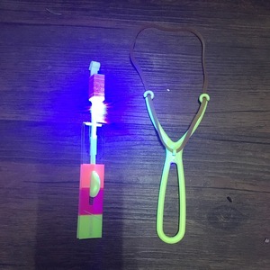 Slingshot à double flash avec fonction lumineuse pour enfants et adolescents, jouet de plein air, mélange de couleurs aléatoires, alimenté par batterie - Product Image 1