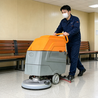 Autolaveuse autoportée M4 avec réservoir d'eau propre de 55 L, réservoir d'eaux usées de 65 L, capacité de nettoyage de 3300 m²/h, machine de nettoyage de sols haute performance pour les écoles