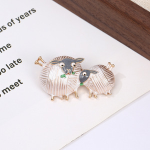 Broche vintage plaquée or en forme de mouton, bijou en alliage, idéale pour les cadeaux, les fêtes, les mariages et les fiançailles - Product Image 3