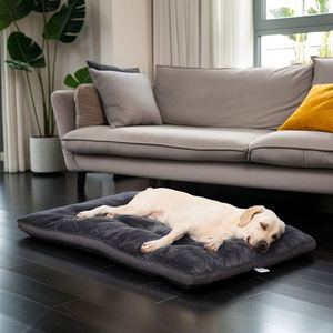 ふわふわで快適な犬小屋パッド 滑り止めペット用スリーピングマット 洗濯可能 心地よいプラッシュ素材 大型犬用ドッグクレートベッド - Product Image 1