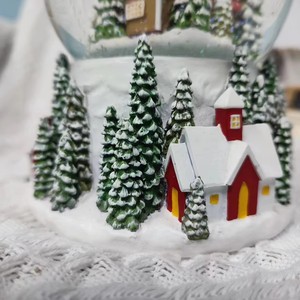 Personnalisé 110mm Résine Noël <span class=keywords><strong>Boule</strong></span> À <span class=keywords><strong>Neige</strong></span> Peinture Verre <span class=keywords><strong>Boule</strong></span> <span class=keywords><strong>De</strong></span> <span class=keywords><strong>Neige</strong></span> <span class=keywords><strong>De</strong></span> Noël <span class=keywords><strong>Village</strong></span> Maison Paysage Maison Bas <span class=keywords><strong>De</strong></span> Noël Musique - Product Image 5