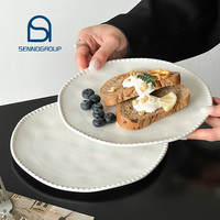 Assiettes en céramique de forme irrégulière en porcelaine blanche avec relief en relief et bordure perlée Assiette à pain Assiette à steak