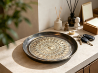 Plateau rond vintage en métal, gris avec revêtement poudré et décorations dorées et argentées brossées, plateau de service décoratif