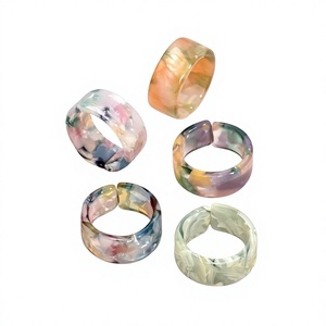 Elegante Anillo de Resina Hecho a Mano con Flores Preservadas, Brillo y Detalles en Oro - Product Image 1