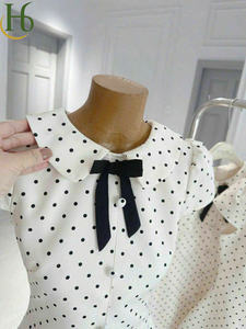 Vestido blanco con lunares y cuello Peter Pan, con lazo negro, manga corta, corte en A, estilo vintage, informal, de poliéster. - Product Image 3