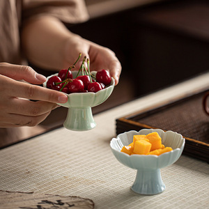 Assiette à dessert en céramique avec tige, mini bol à fruits en porcelaine en forme de lotus pour servir des collations lors de fêtes, style chinois, design simple - Product Image 3
