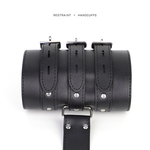 Menottes en cuir noir avec boucles métalliques pour la retenue et le bondage des adultes - Product Image 4
