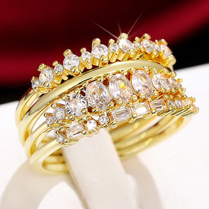 Set di Quattro Anelli Impilabili con Zirconi Scintillanti per Donne, Gioielli Eleganti e di Lusso alla Moda - Product Image 1