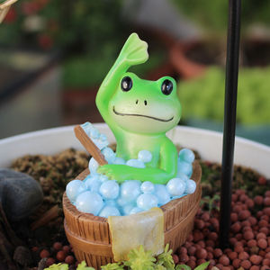 Statue de bain de <span class=keywords><strong>grenouille</strong></span> <span class=keywords><strong>verte</strong></span> lunatique avec robinet artisanat en résine-<span class=keywords><strong>grenouille</strong></span> dans un seau en bois avec eau de bain bleue et porte-savon - Product Image 2