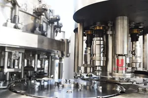 सस्ते एल्युमिनियम कर सकते हैं कार्बोनेटेड सोडा पानी बॉटलिंग प्रसंस्करण संयंत्र मशीन उत्पादन लाइन