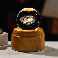 Boule de cristal gravée au laser personnalisée, boule de cristal lumineuse au laser, Voie lactée, Saturne, avec base lumineuse LED en bois rotative