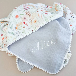 Manta Envolvente Personalizada de Muselina de Algodón para Bebé, Manta para Cuna o Cochecito con Pompones, Manta Suave de Gasa para Bordar el Nombre - Product Image 6
