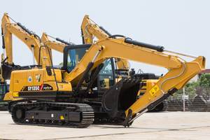 Excavatrice sur chenilles SY135C équipée d'une lame - Product Image 6